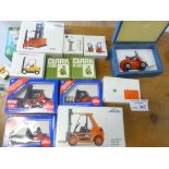 Diecast : Collection of boxed forklift trucks diff