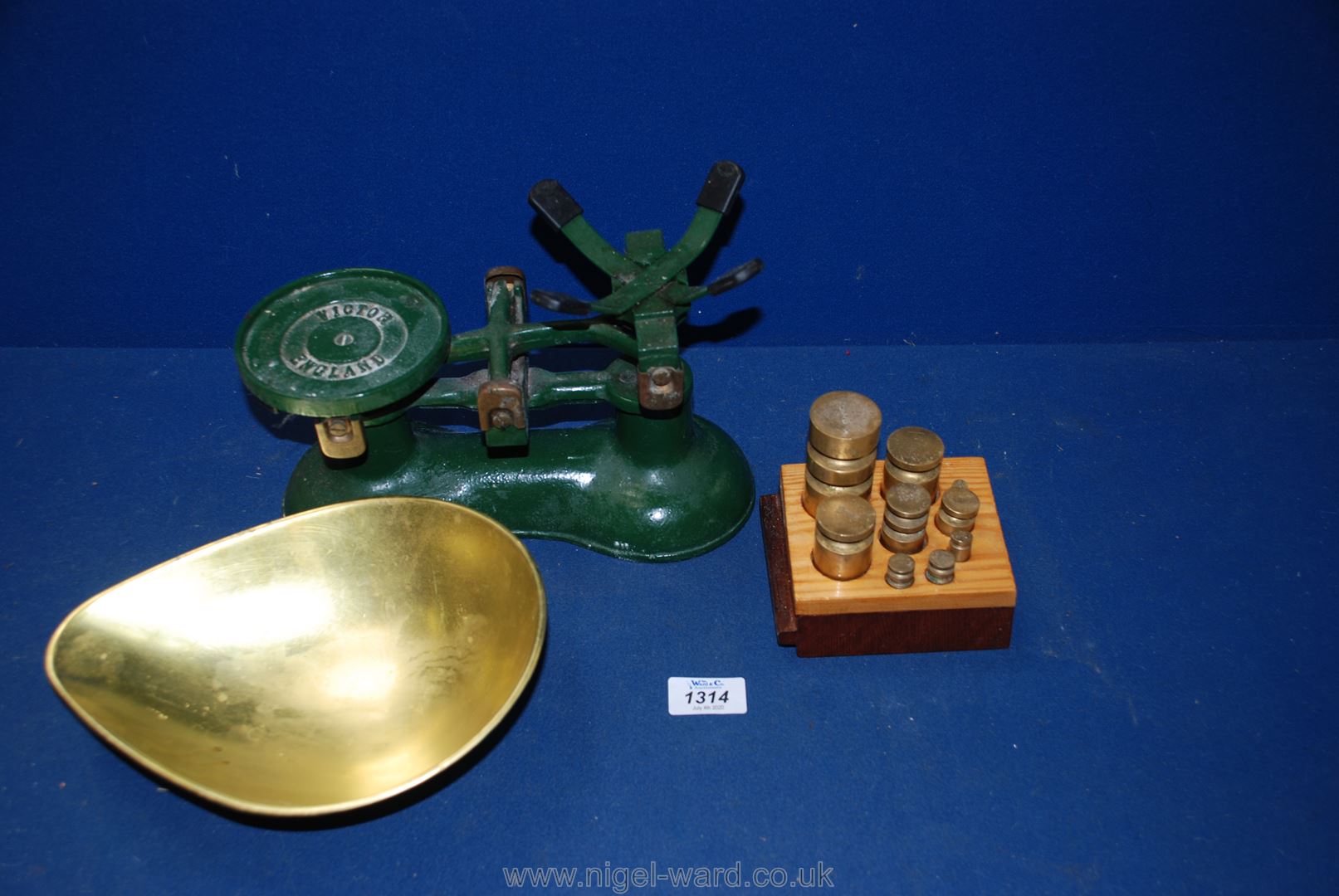 A pair of Victor weighing scales and box set of weights. - Image 2 of 2
