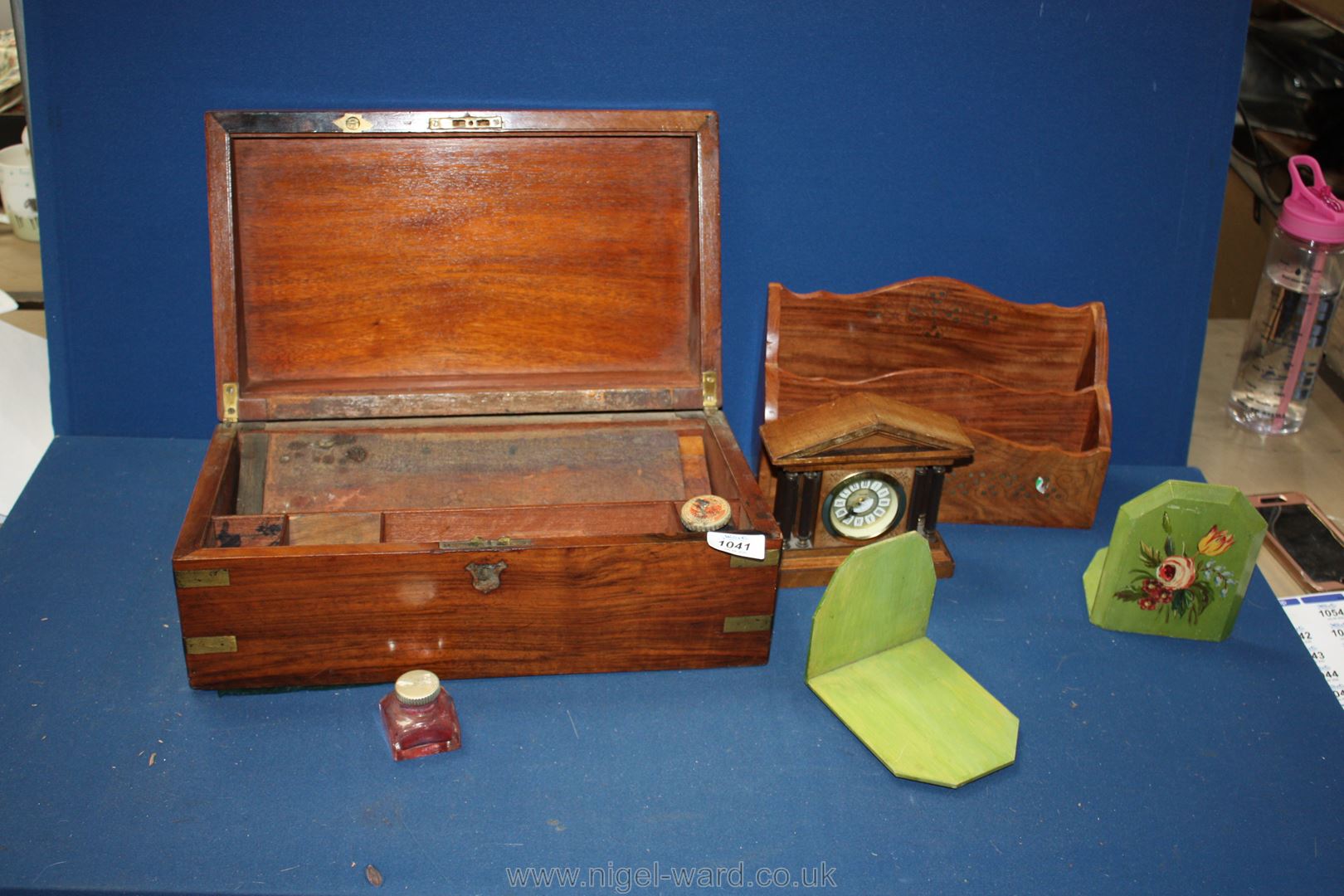 An Edwardian mantle clock, a pair of green bookends,