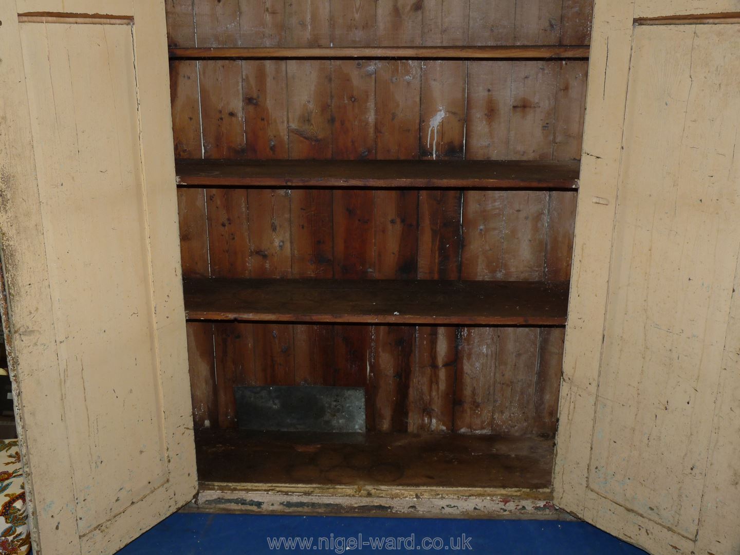 A painted pine housekeepers cupboard 160 cm tall x 127 cm wide. - Image 4 of 6