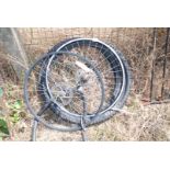 Miscellaneous bicycle wheels and tyres incl. 2 rims with brake disks, two tyres and 1 inner tube.
