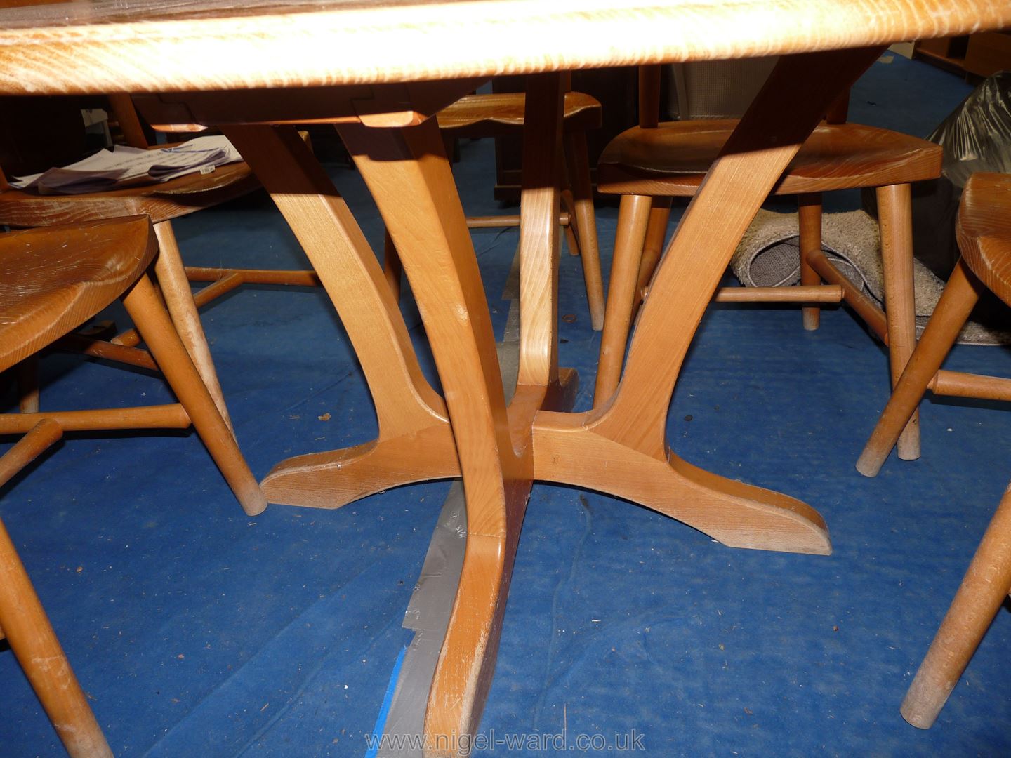 A circular Elm topped kitchen table. - Image 3 of 3