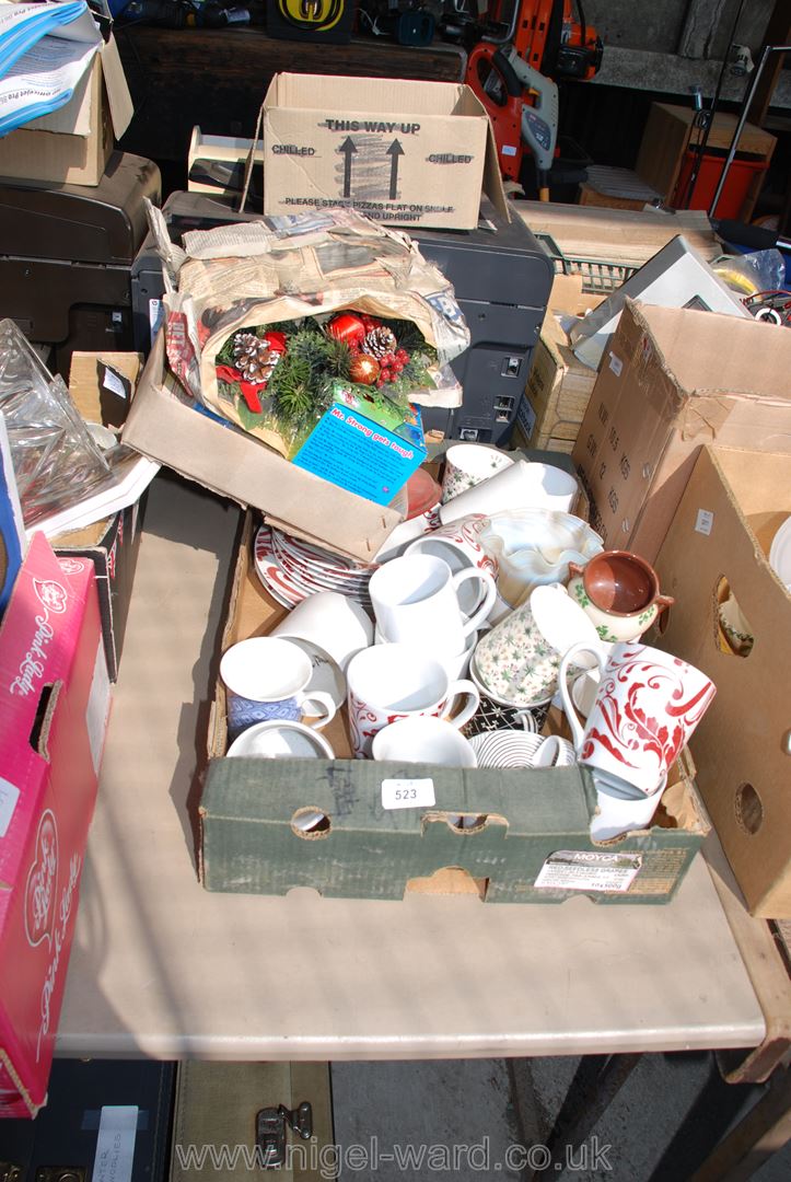 A box of miscellaneous mugs, Christmas wreath, Vaseline glass lamp-shade, etc.