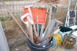 Dustbin of garden tools, roll netting, snow shovel, etc.