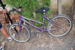 A 'Universal Rampage' child's bicycle with 15 speed Shimano derailleur type gears.