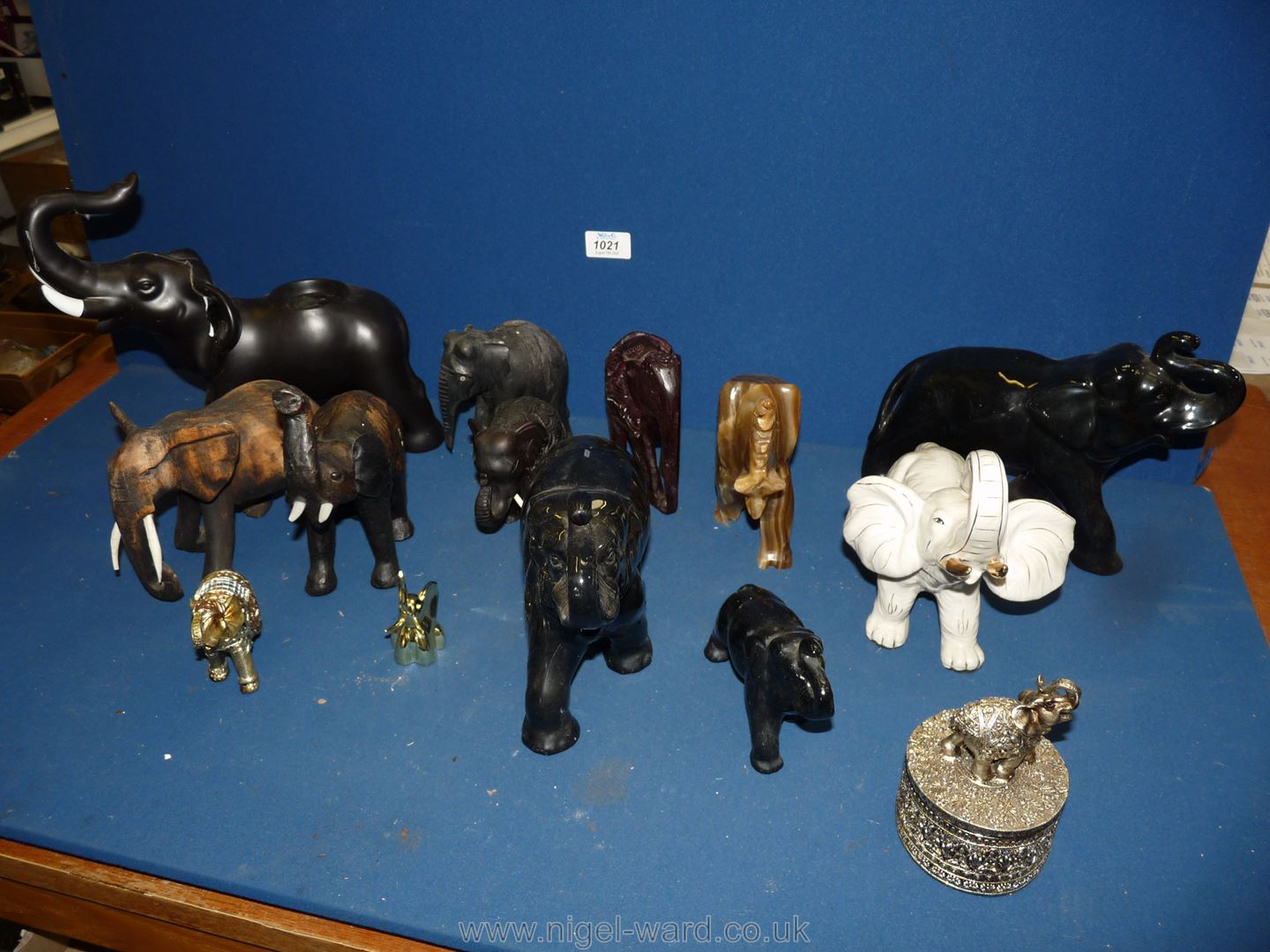 A quantity of Elephant figures in wood, onyx, ceramic, etc., (some a/f). - Image 3 of 4