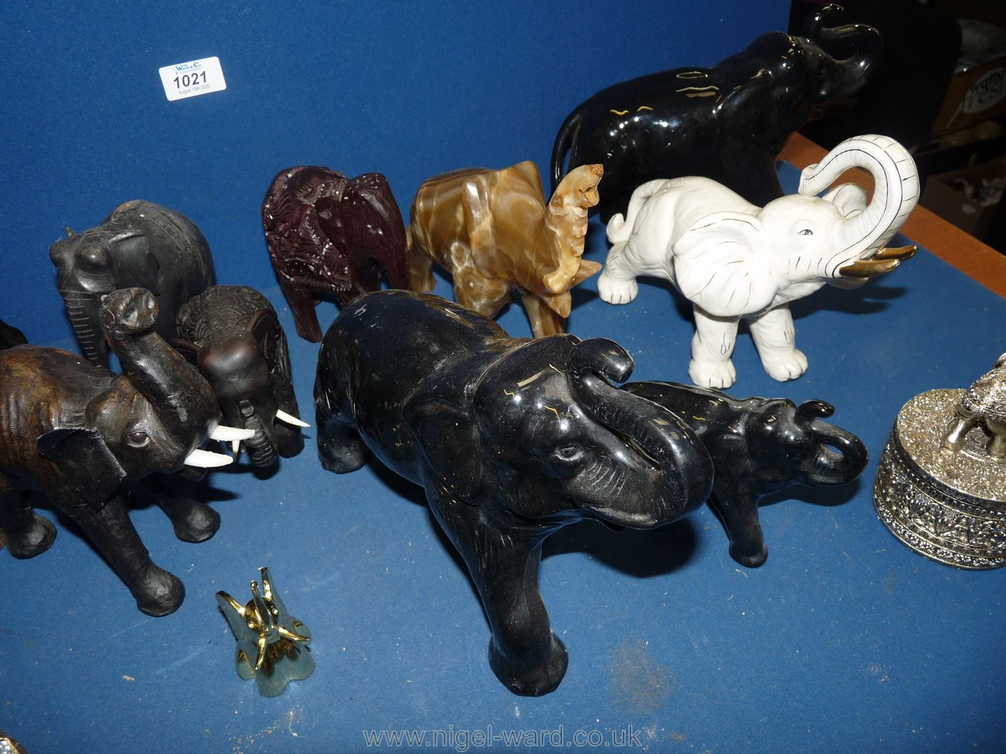 A quantity of Elephant figures in wood, onyx, ceramic, etc., (some a/f). - Image 4 of 4