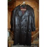 Gent's dark brown leather 3/4 length coat approx. 30".