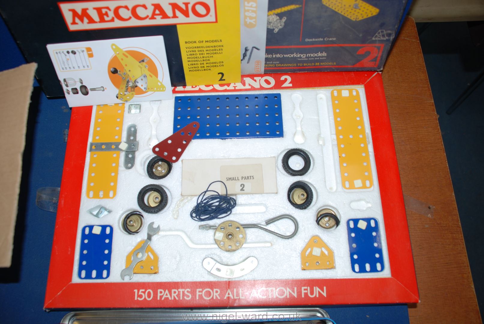 A box of assorted Meccano plus "Making a Plane" tin. - Image 3 of 5