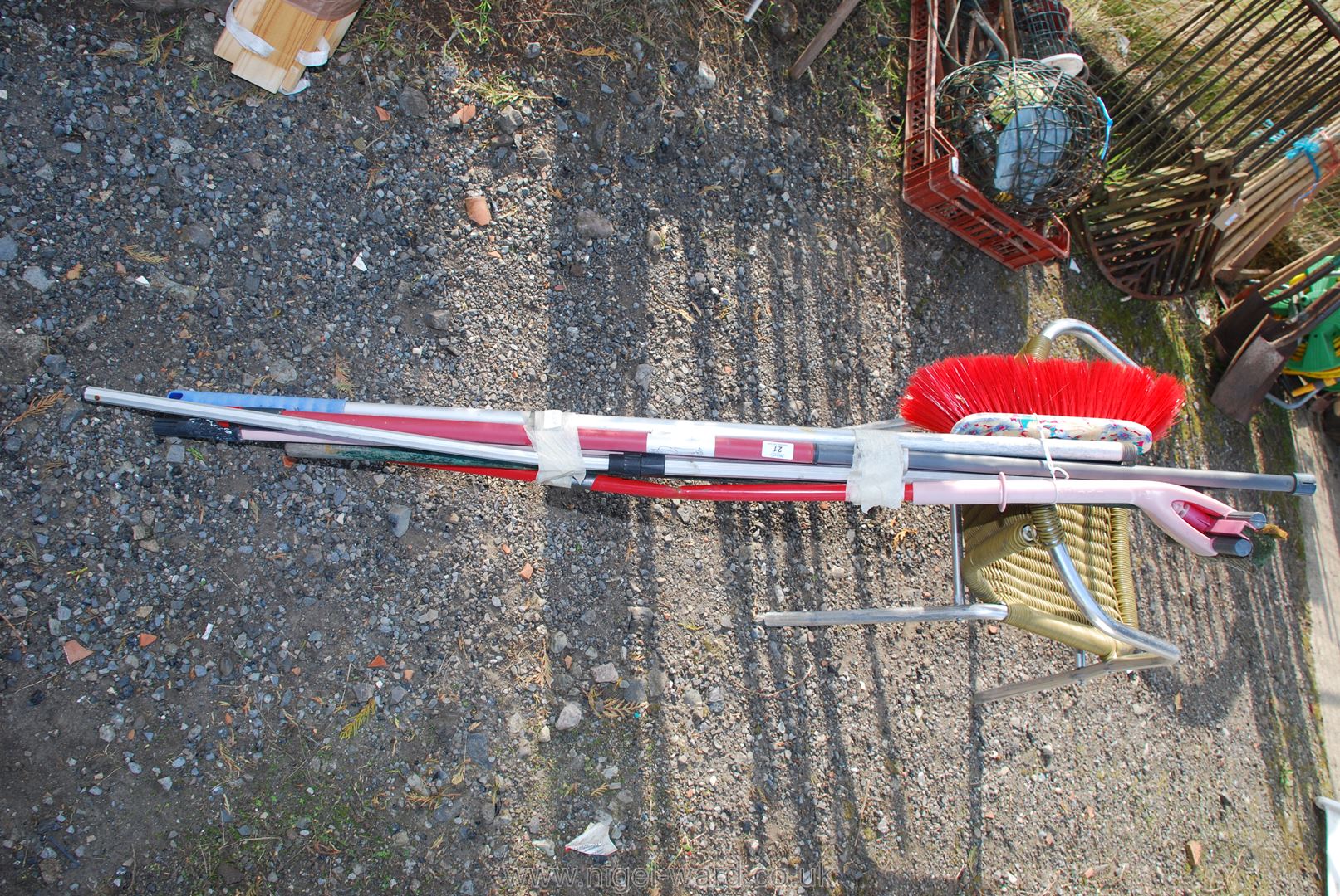 Quantity of poles and brushes