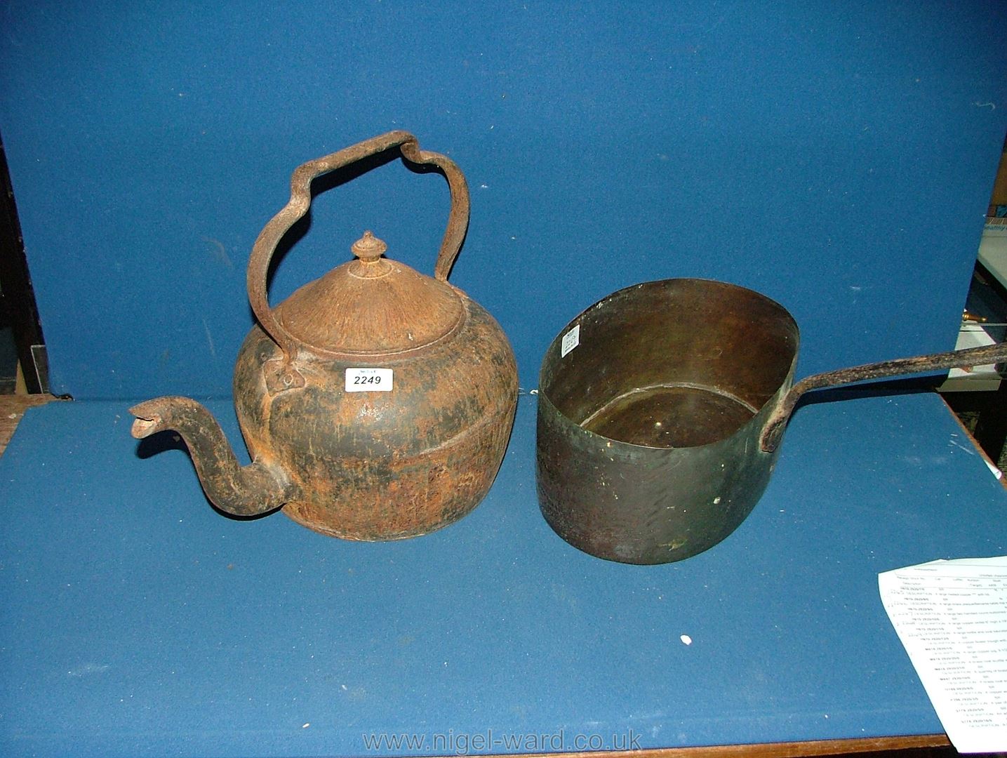 A large kettle and oval saucepan, both a/f.