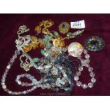 Miscellaneous vintage costume jewellery including perspex brooch, Tigers eye style necklace etc.