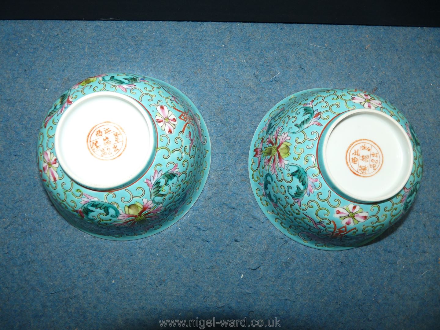 A quantity of oriental dinnerware including plates, rice bowls and covers/stands, spoons etc, - Image 27 of 35