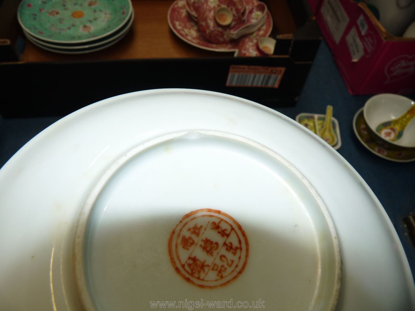 A quantity of oriental dinnerware including plates, rice bowls and covers/stands, spoons etc, - Image 32 of 35