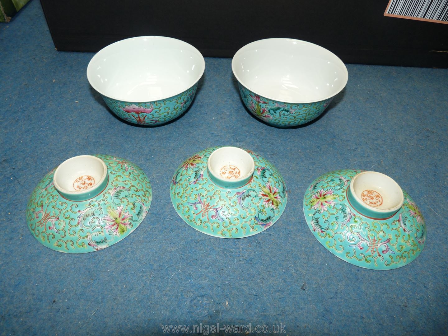 A quantity of oriental dinnerware including plates, rice bowls and covers/stands, spoons etc, - Image 26 of 35