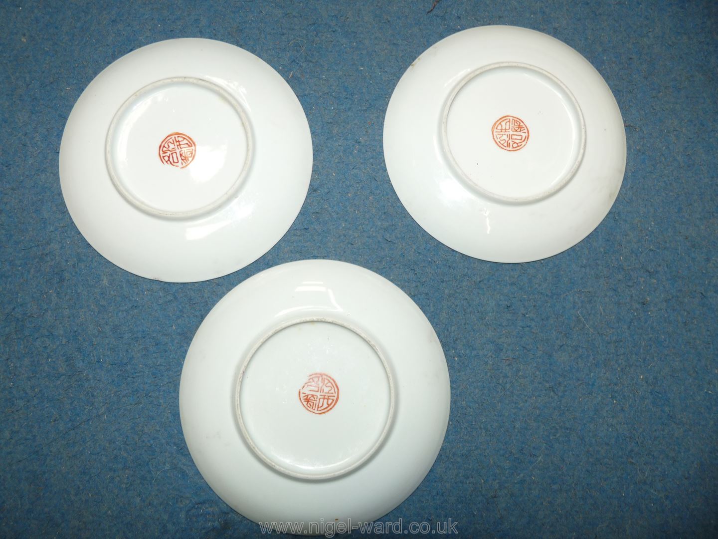 A quantity of oriental dinnerware including plates, rice bowls and covers/stands, spoons etc, - Image 11 of 35