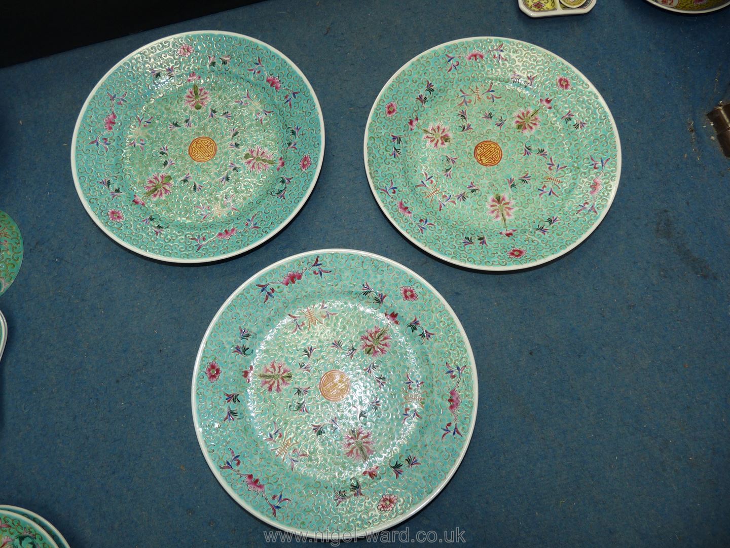 A quantity of oriental dinnerware including plates, rice bowls and covers/stands, spoons etc, - Image 33 of 35