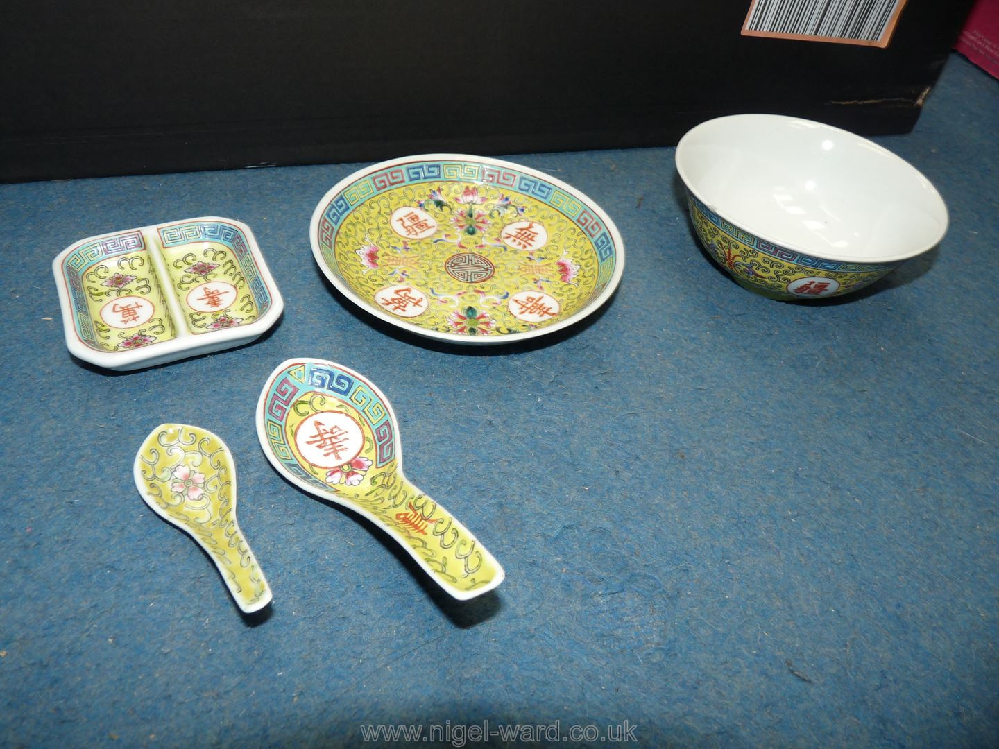A quantity of oriental dinnerware including plates, rice bowls and covers/stands, spoons etc, - Image 14 of 35