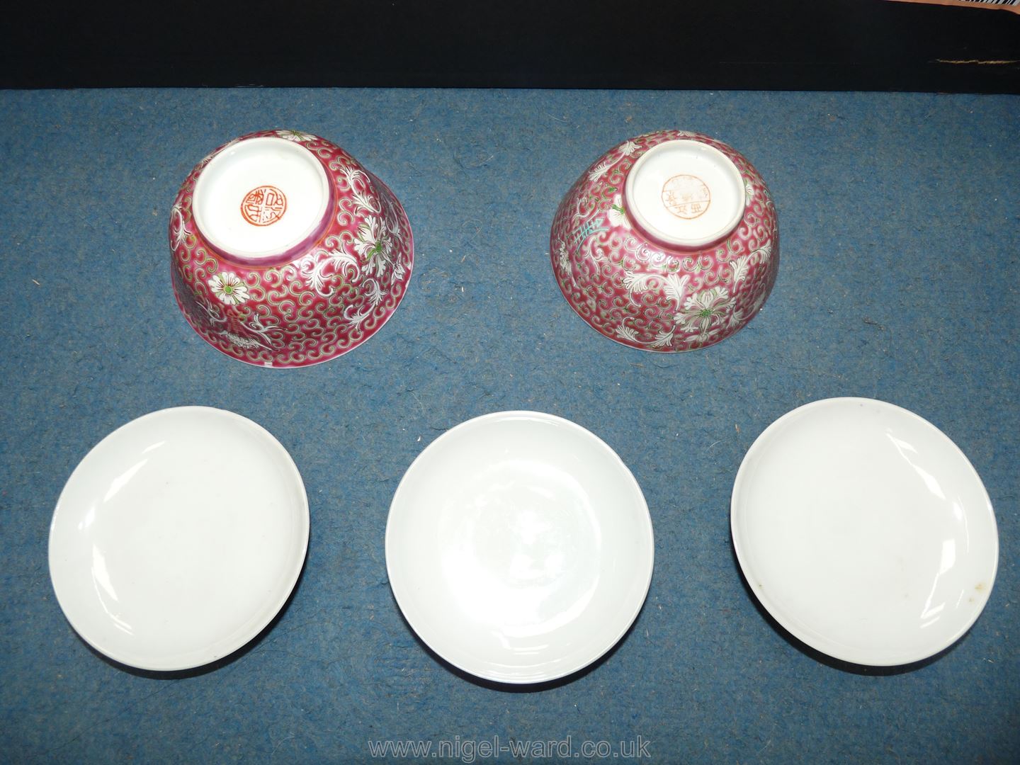 A quantity of oriental dinnerware including plates, rice bowls and covers/stands, spoons etc, - Image 7 of 35