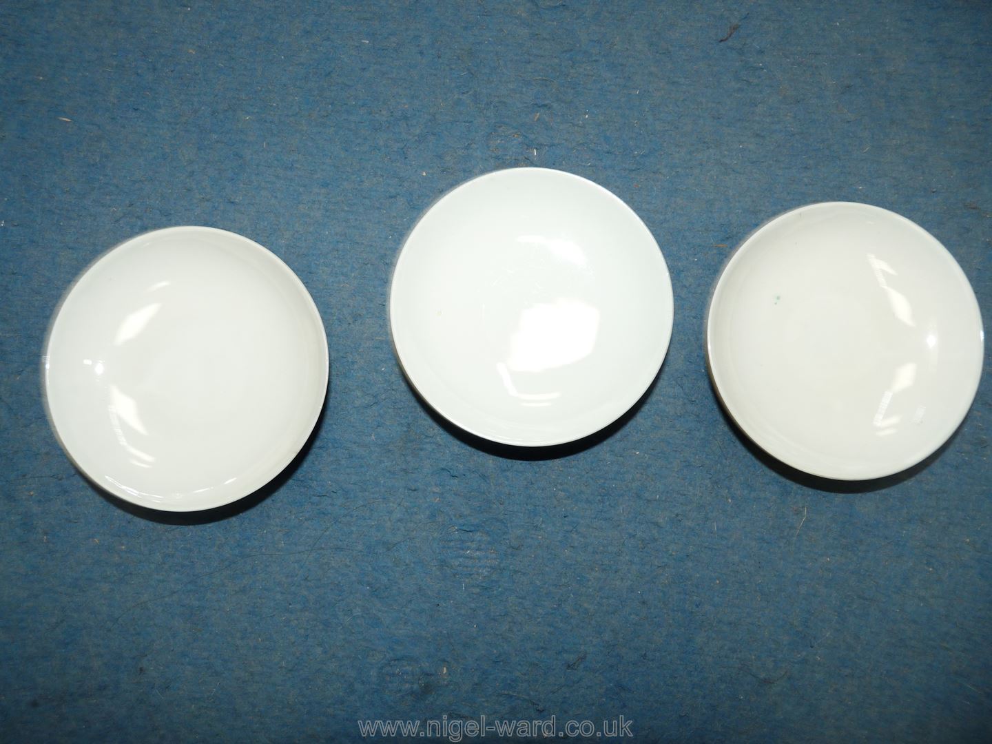 A quantity of oriental dinnerware including plates, rice bowls and covers/stands, spoons etc, - Image 29 of 35