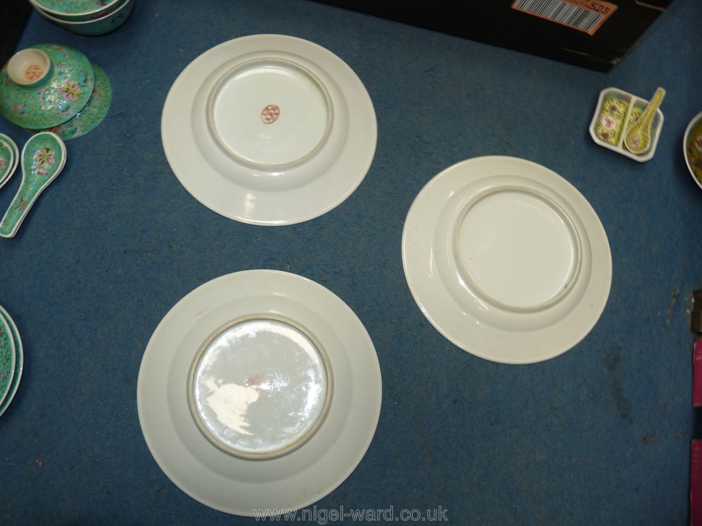 A quantity of oriental dinnerware including plates, rice bowls and covers/stands, spoons etc, - Image 34 of 35