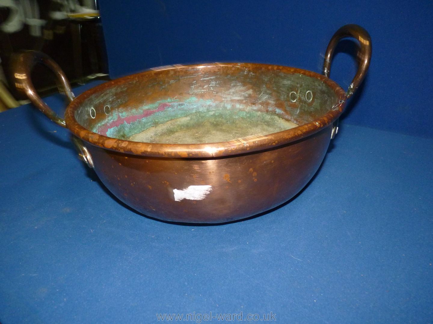 A shallow two handled copper pan, 4 1/2" deep x 11 3/4" diameter. - Image 4 of 6