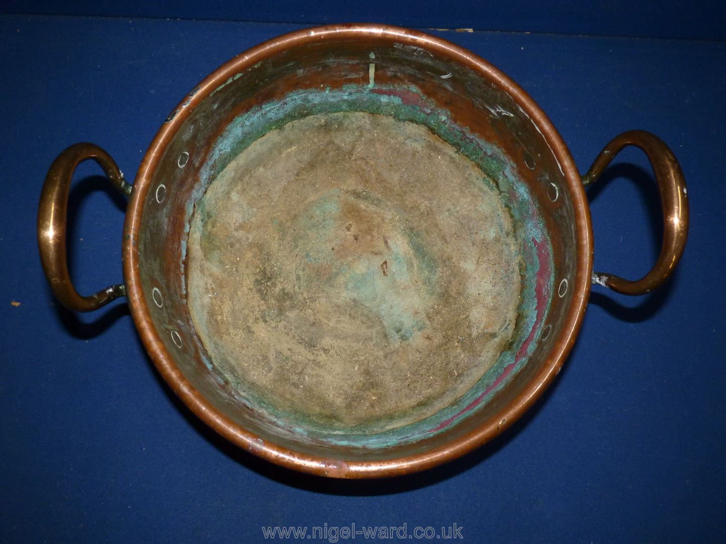 A shallow two handled copper pan, 4 1/2" deep x 11 3/4" diameter. - Image 3 of 6