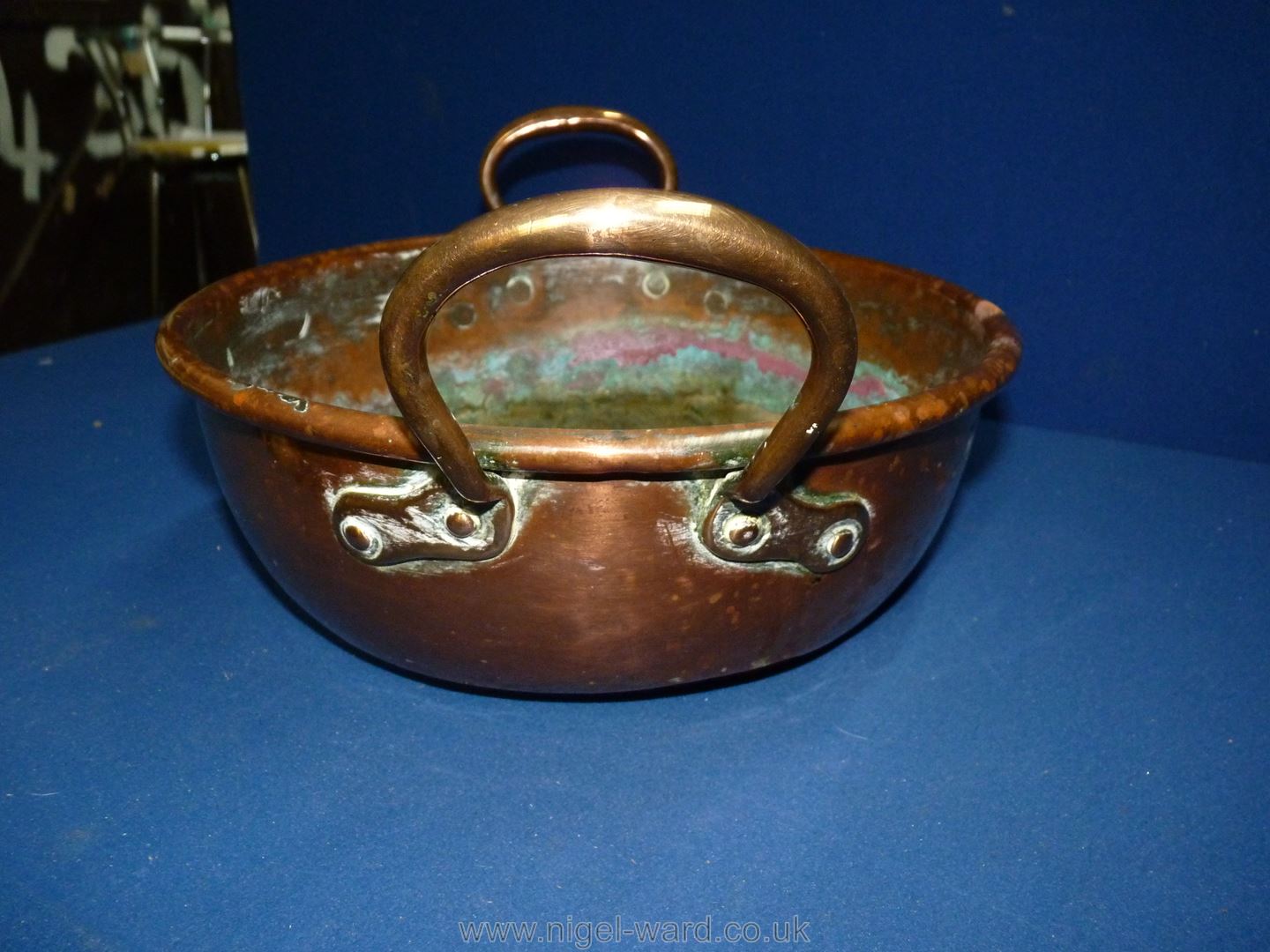 A shallow two handled copper pan, 4 1/2" deep x 11 3/4" diameter. - Image 5 of 6