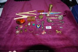 A mixture of costume jewellery including silver and odds and ends.
