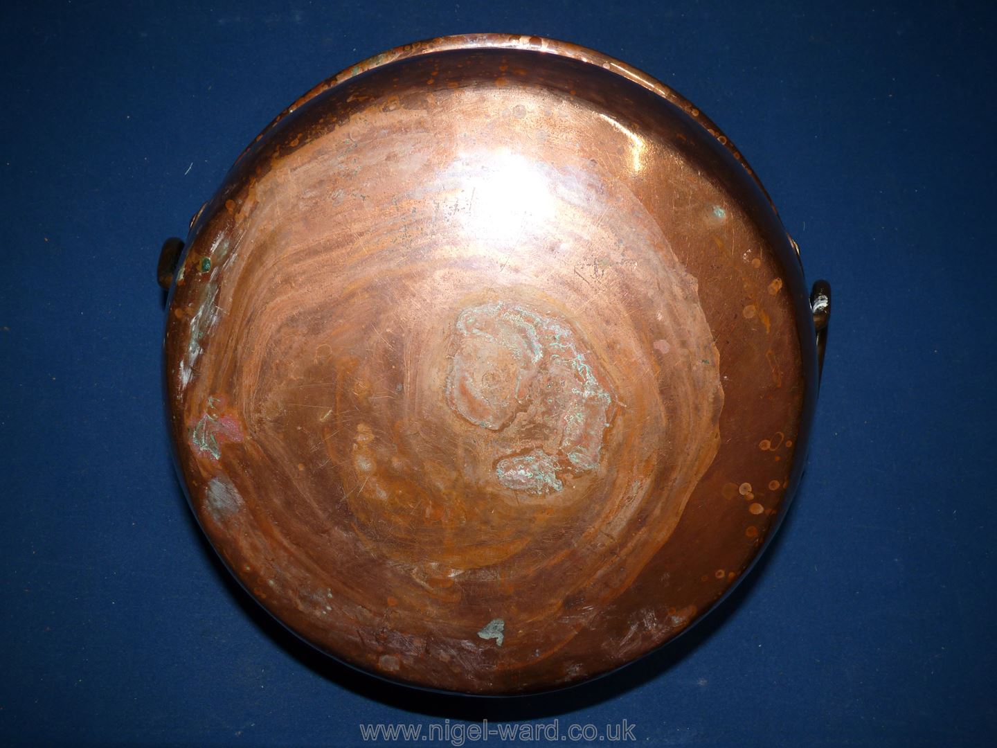 A shallow two handled copper pan, 4 1/2" deep x 11 3/4" diameter. - Image 6 of 6