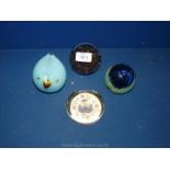 Three paperweights including gold bubble detail,