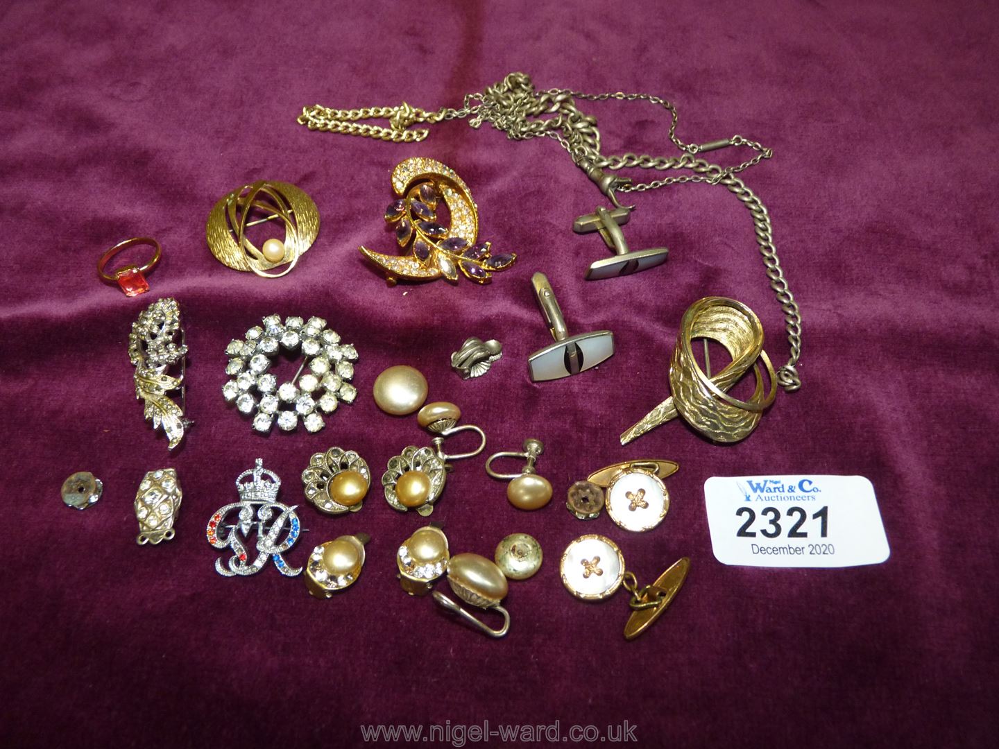 A quantity of decorative brooches,