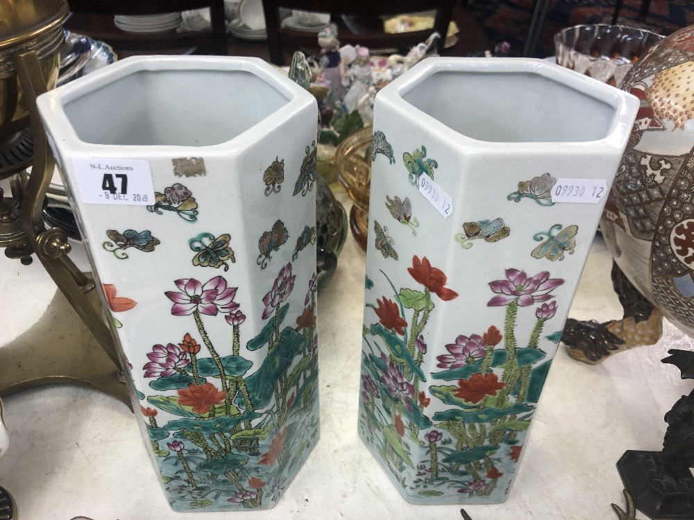 A pair of hexagonal oriental vases - Image 3 of 8