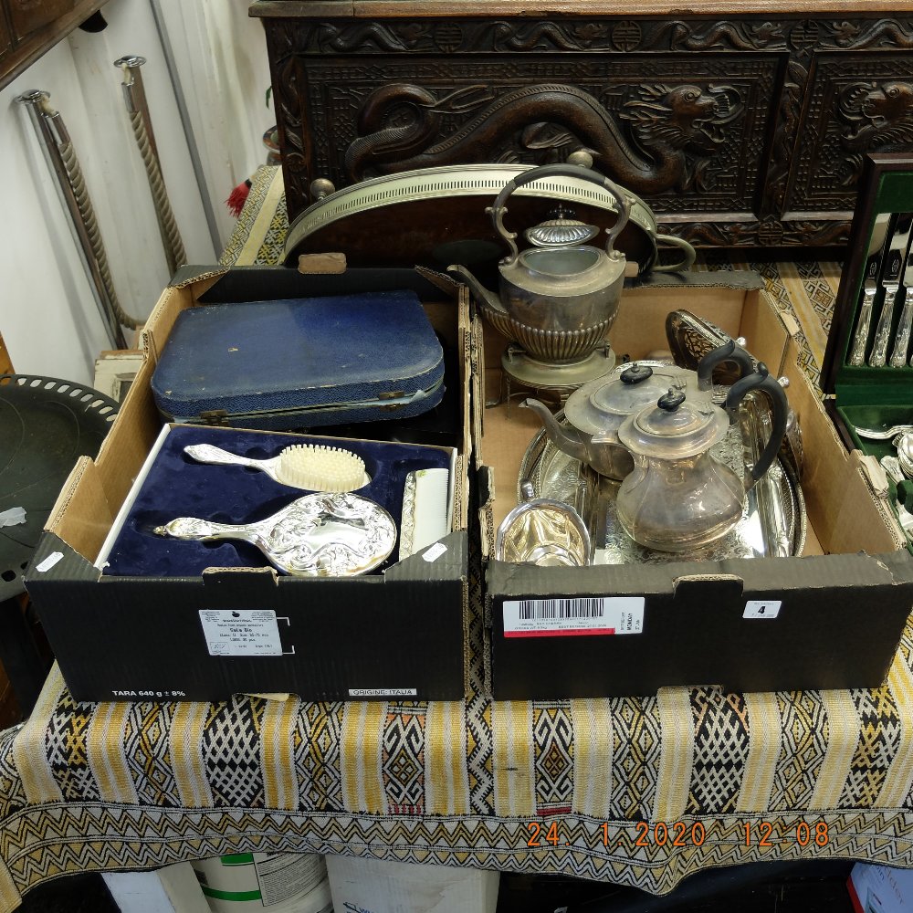 A quantity of assorted items of silver plate