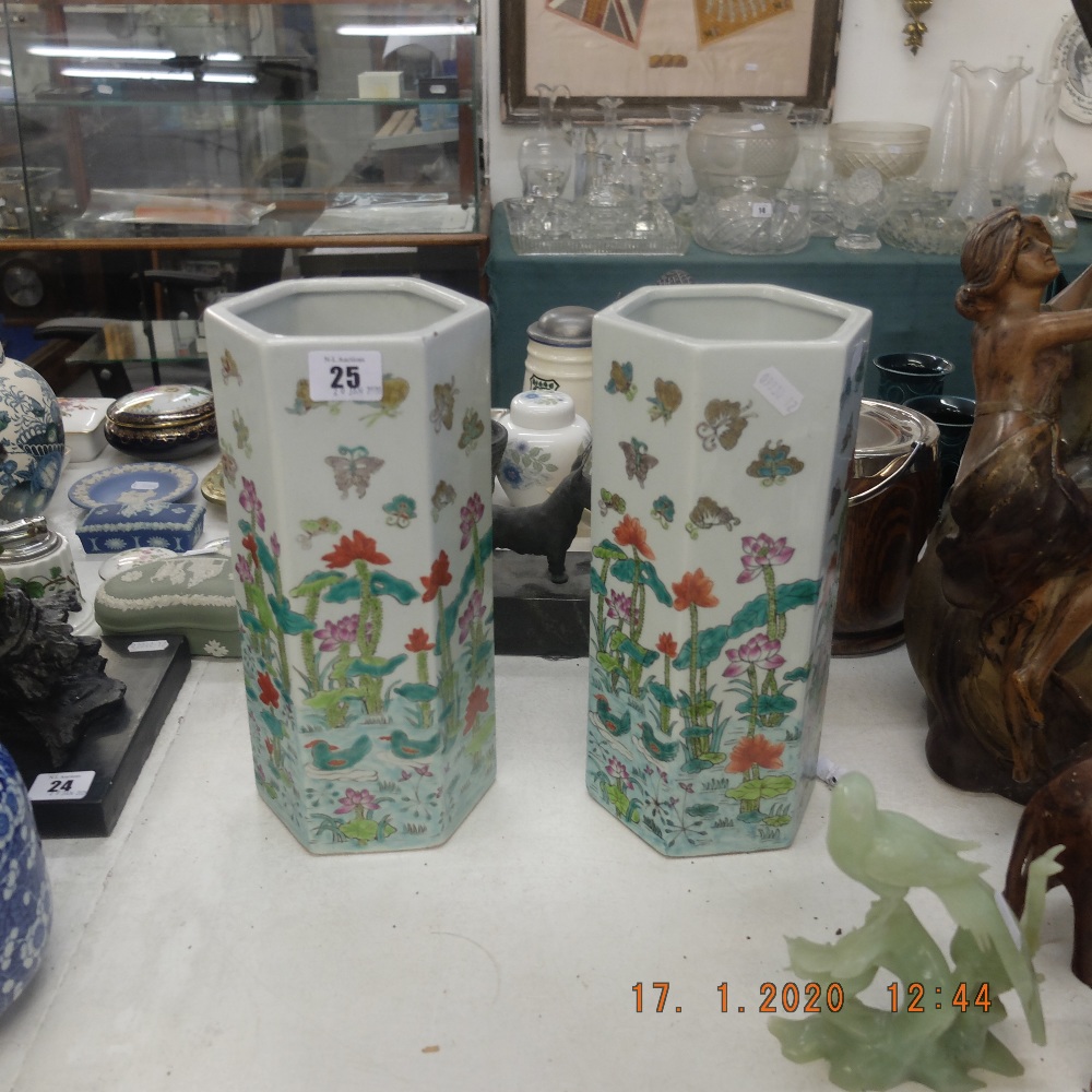 A pair of hexagonal oriental vases - Image 6 of 8