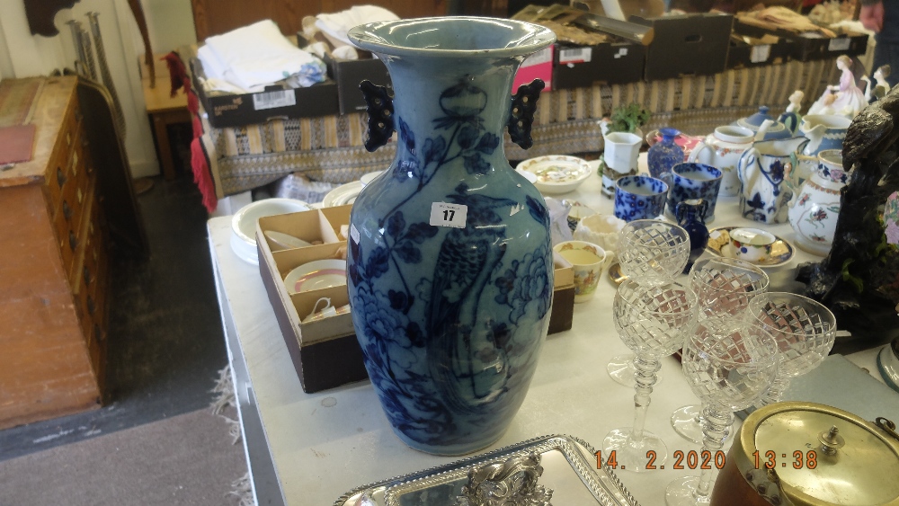 A large oriental vase - Image 3 of 3