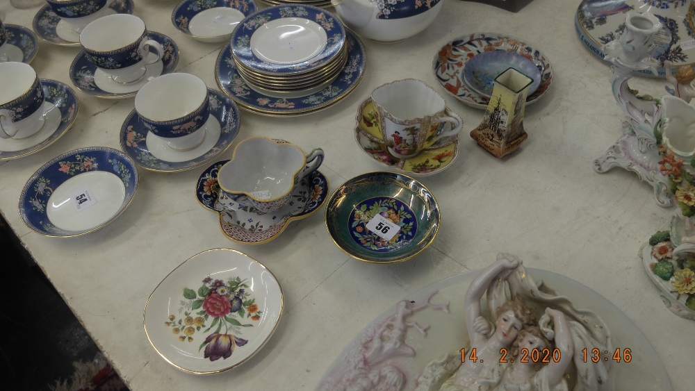 A small quantity of assorted chinaware