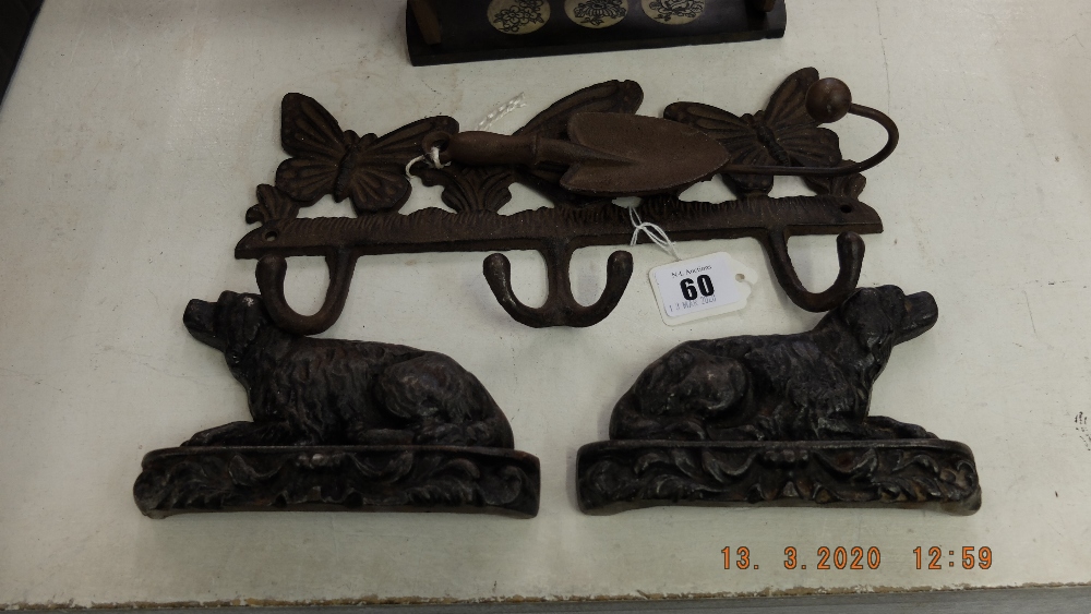 A pair of Victorian cast iron dog book ends and an early cast coat hanger - Image 3 of 3