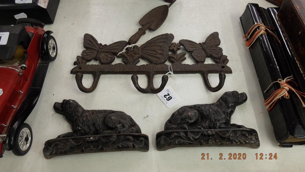 A pair of Victorian cast iron dog book ends and an early cast coat hanger - Image 2 of 3