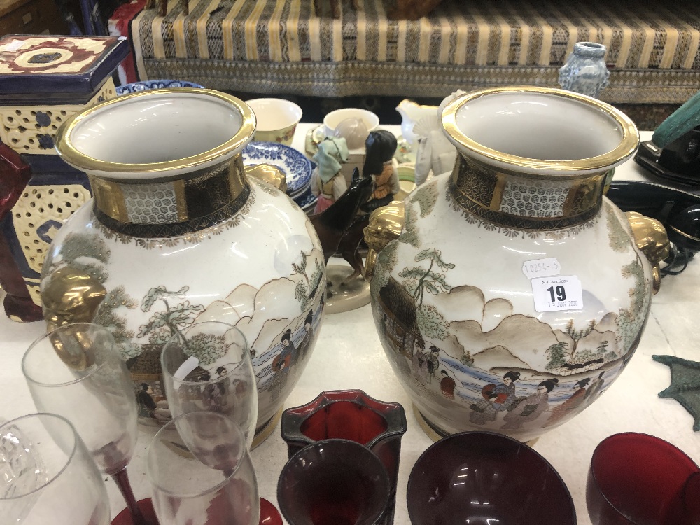 A pair of oriental vases - Image 2 of 2