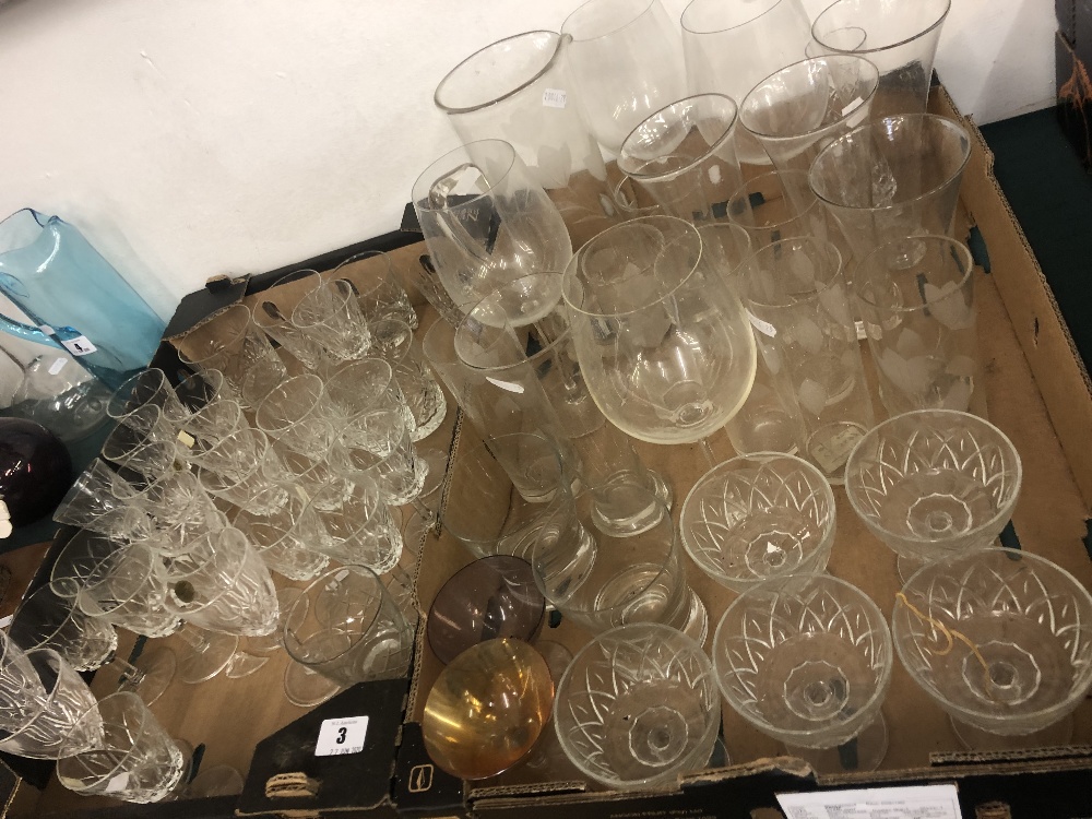 A quantity of glassware