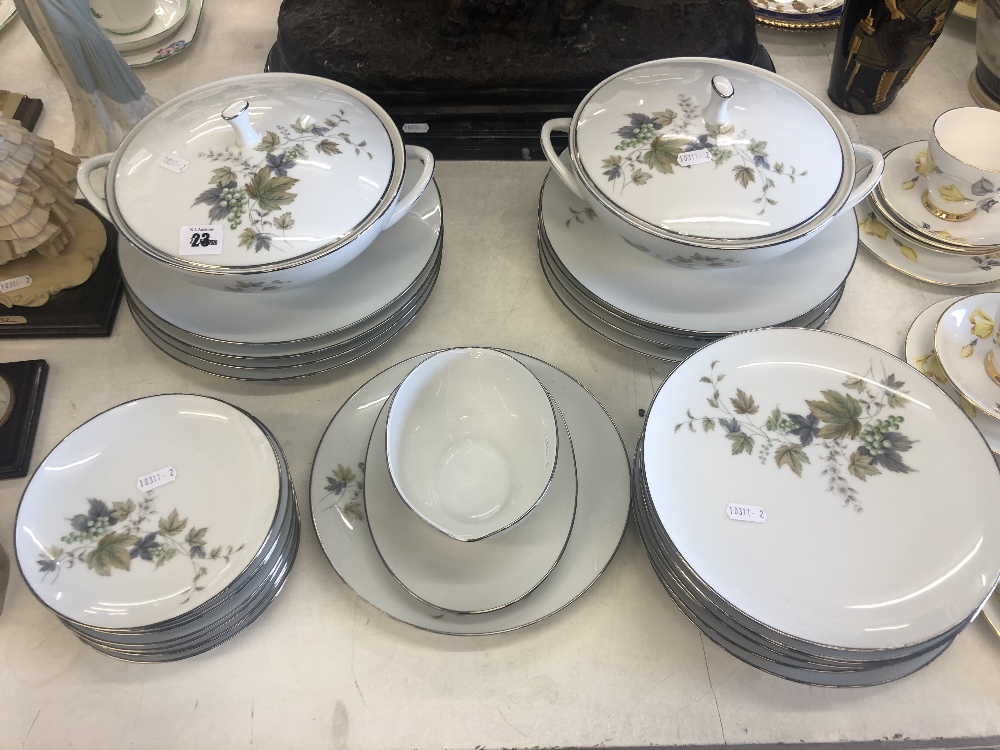 An oriental dinner set