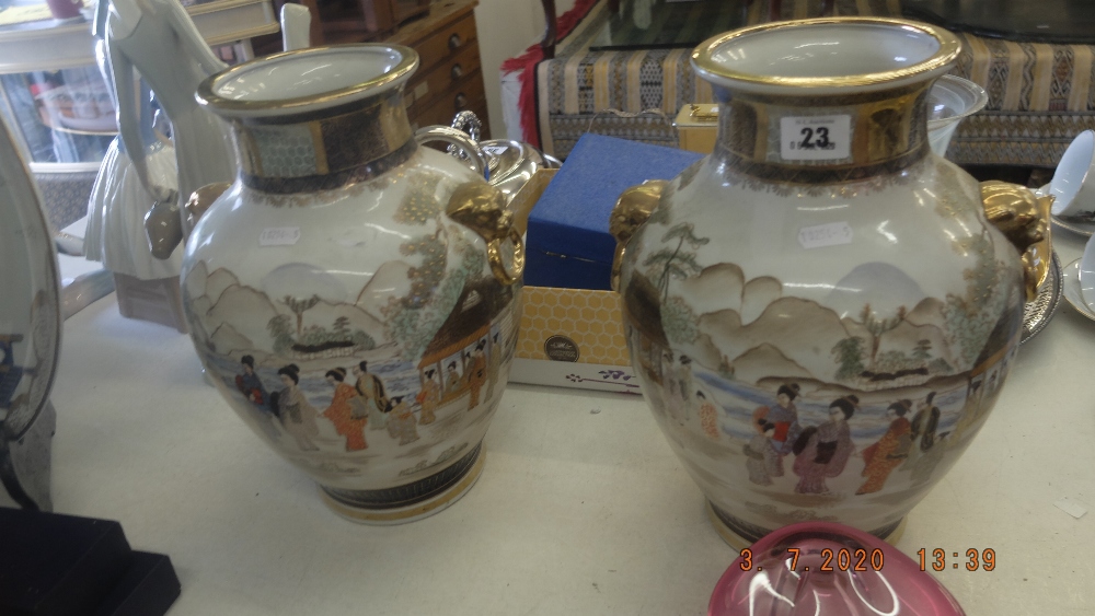 A pair of oriental vases - Image 3 of 3