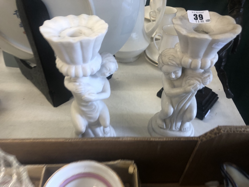 A pair of marble cherub candlesticks - Image 2 of 2