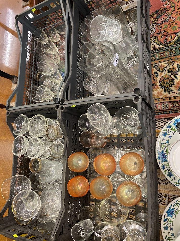 A qty of assorted glassware