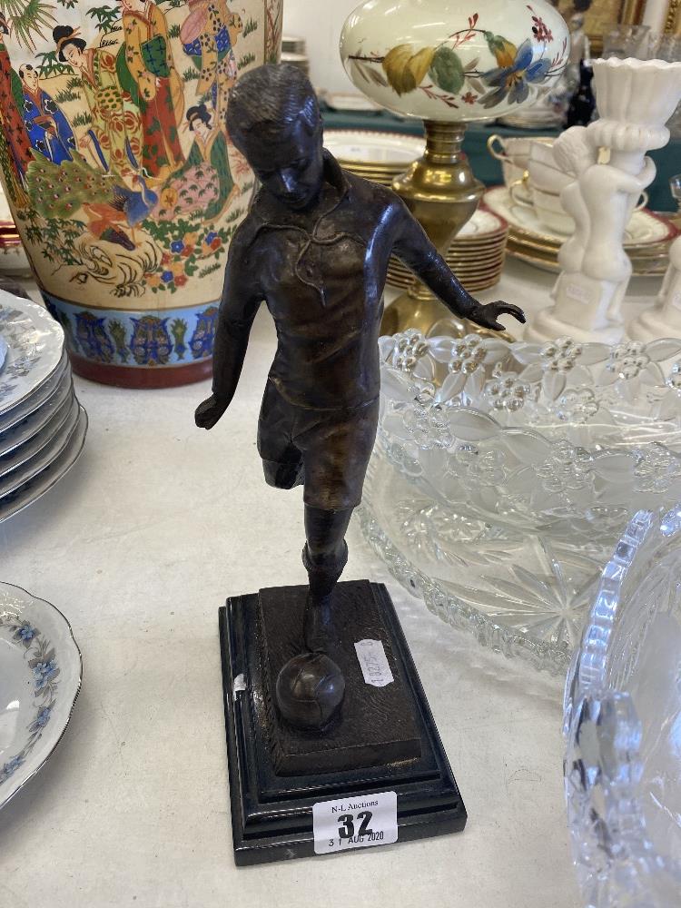 A bronze model of a footballer - Image 2 of 3