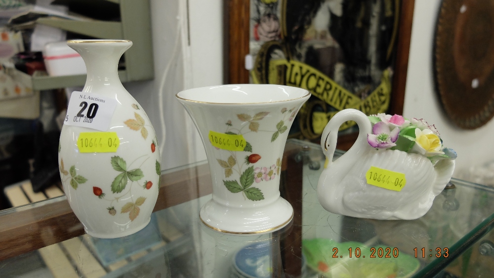 Two pieces of Wedgewood 'wild strawberry' vases plus Royal Doulton Swan with flowers - Image 2 of 2