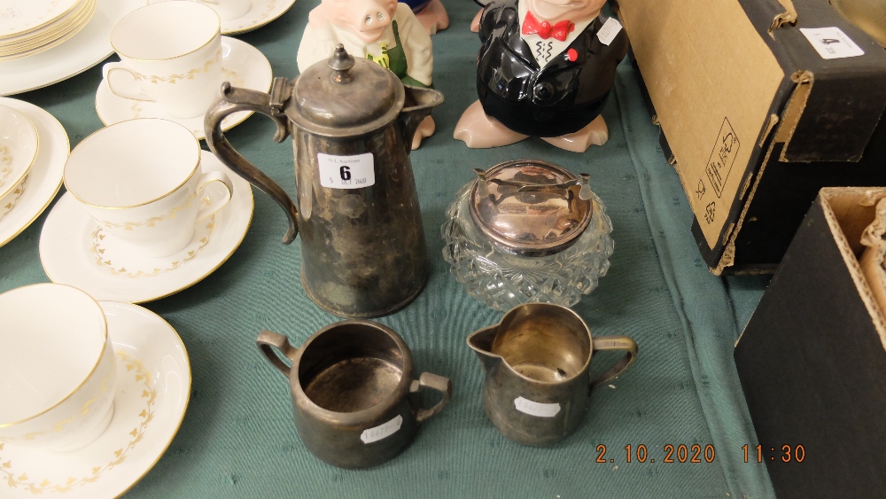 A silver plated coffee pot, milk and sugar bowl, Nicholson Hotels, - Bild 2 aus 2