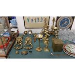 A qty of assorted brass ware