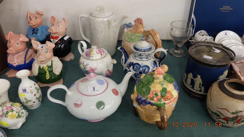 A collection of six teapots